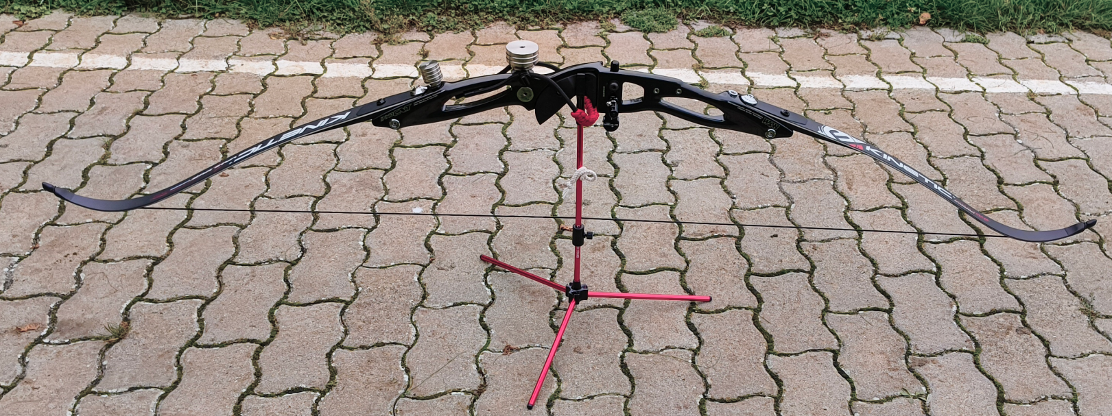 Barebow oder auch Blankbogen auf einem Bogenständer blankbogen-barebow